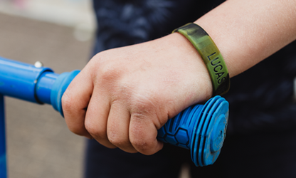 Camouflage groene SOS armband kind met naam en nummer