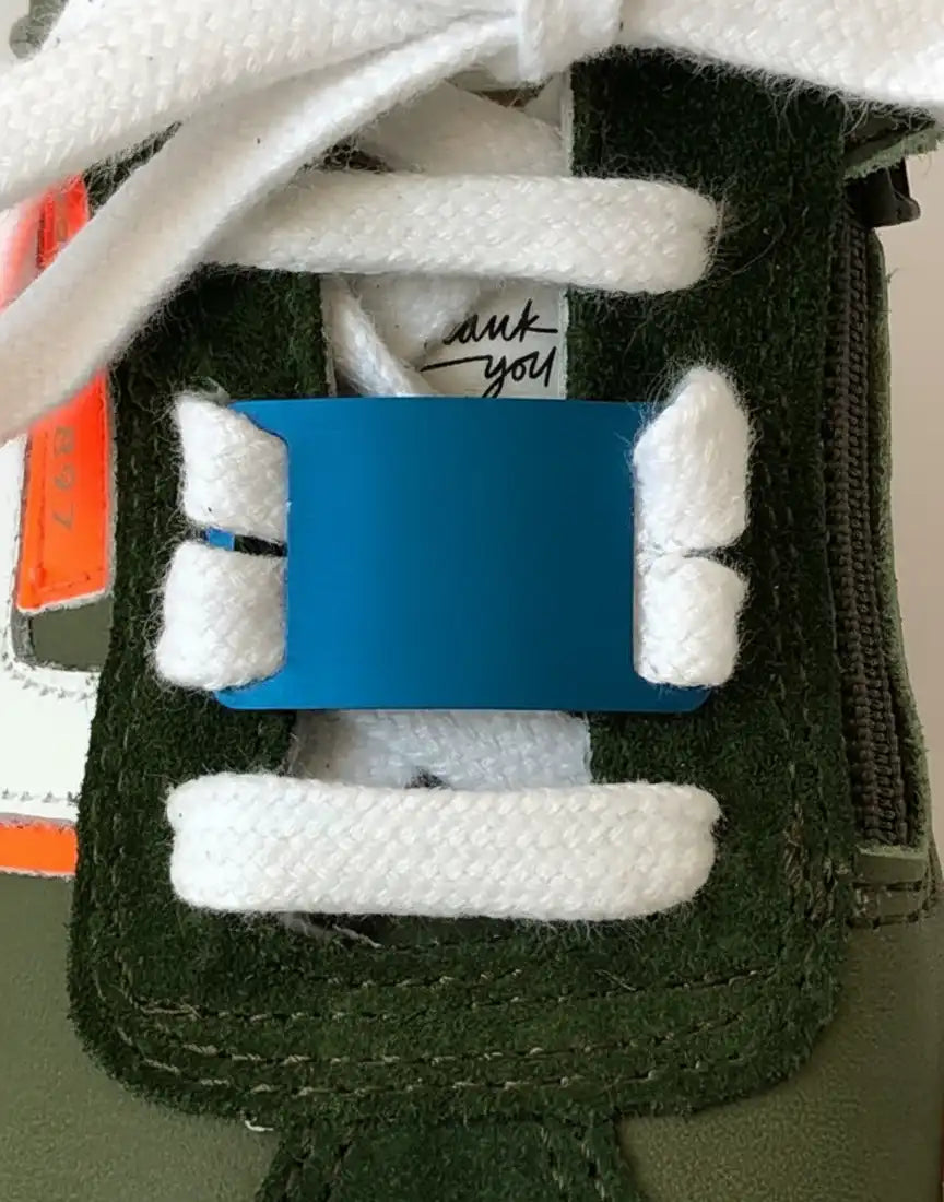 Etiqueta de metal con texto e iconos personalizados